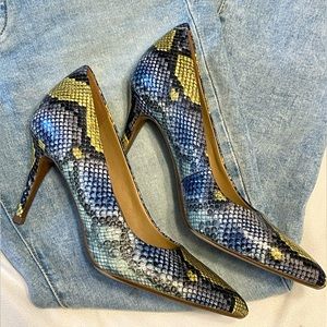 AEROSOLES Deal Breaker Pump in Blue Snake size 8